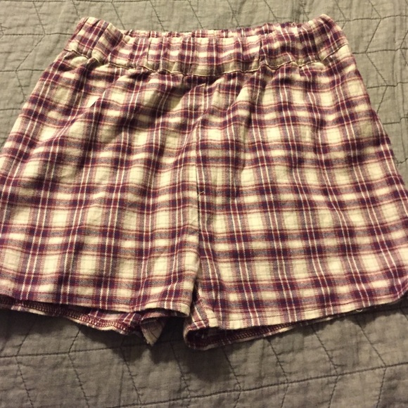 Brandy Melville plaid shorts new with out tags