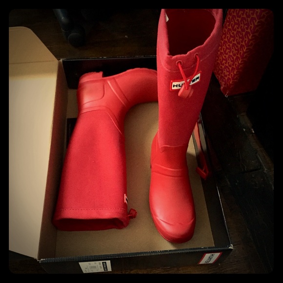 BRAND NEW Hunter canvas rain boots in a size 7.