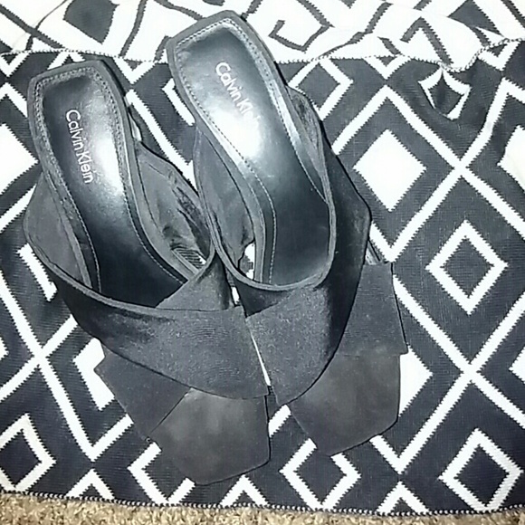 Calvin Klein's black shoe on white heel - Picture 2 of 3