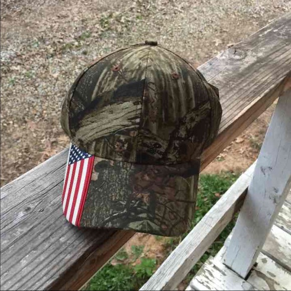 AUTHENTIC. mossy oak camo hat NWT