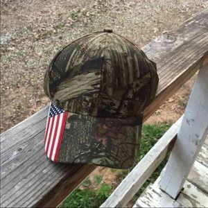 AUTHENTIC. mossy oak camo hat NWT