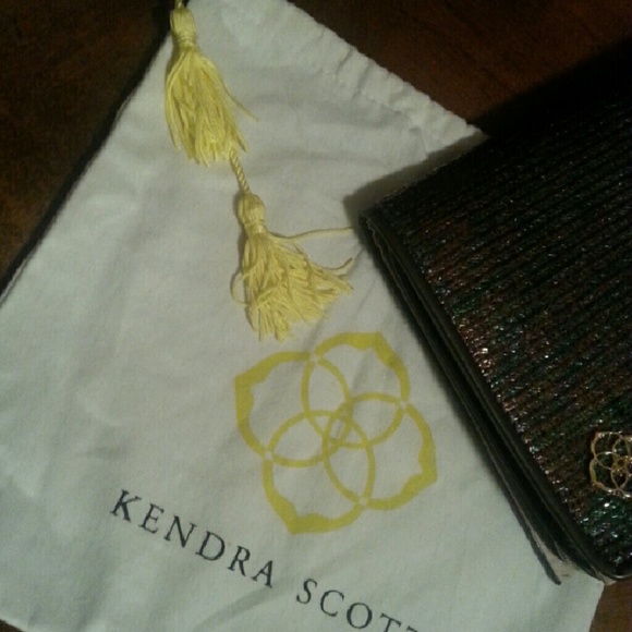 Kendra Scott zip away case