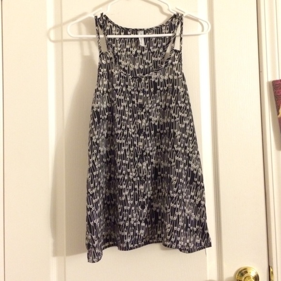 ๐ซSOLD๐ซ Black Tanktop with Safety Pin Design - Picture 1 of 4