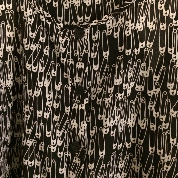 ๐ซSOLD๐ซ Black Tanktop with Safety Pin Design - Picture 3 of 4