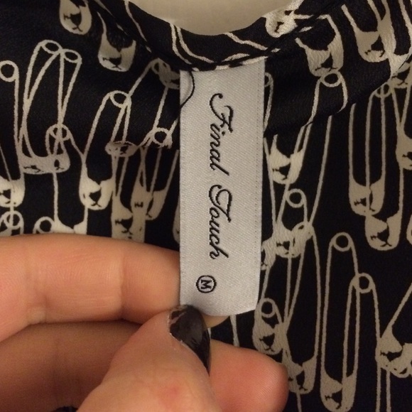 ๐ซSOLD๐ซ Black Tanktop with Safety Pin Design - Picture 4 of 4