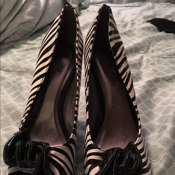 Peep toe zebra print pumps - Picture 2 of 4