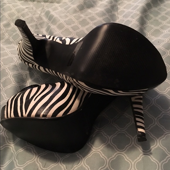 Peep toe zebra print pumps - Picture 3 of 4