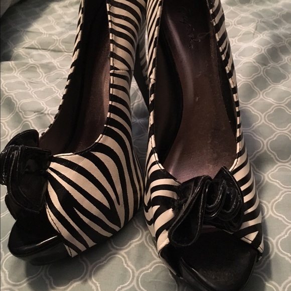 Peep toe zebra print pumps - Picture 4 of 4