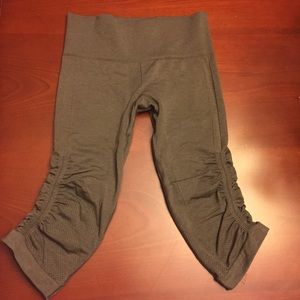 SOLD!!! LULULEMON EBB ANS FLOW CROP SIZE 4