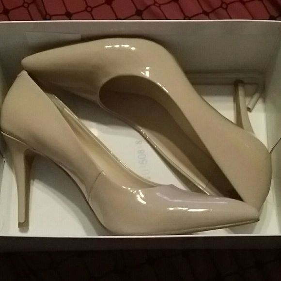 Nude pumps