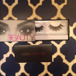 Huda Beauty Lashes in Scarlett
