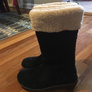 Authentic Ugg Karyn boot size 8