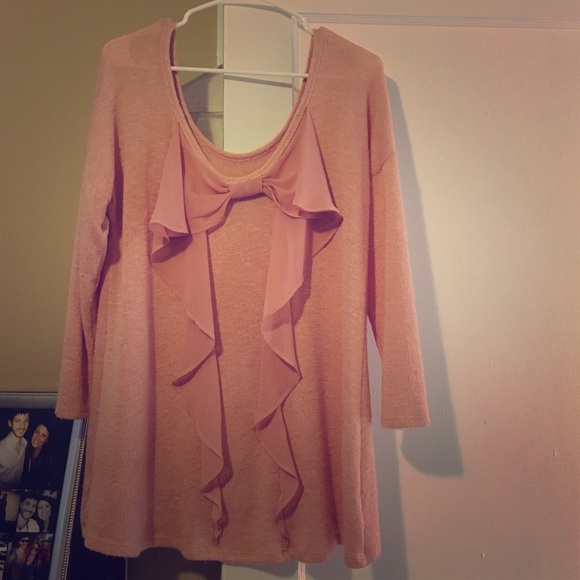 Beautiful sweater with bow on back!