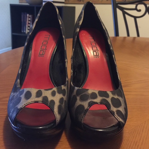 Animal print 4" heels with 1" platform. Size 7 - Picture 2 of 4
