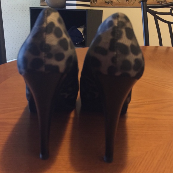 Animal print 4" heels with 1" platform. Size 7 - Picture 3 of 4