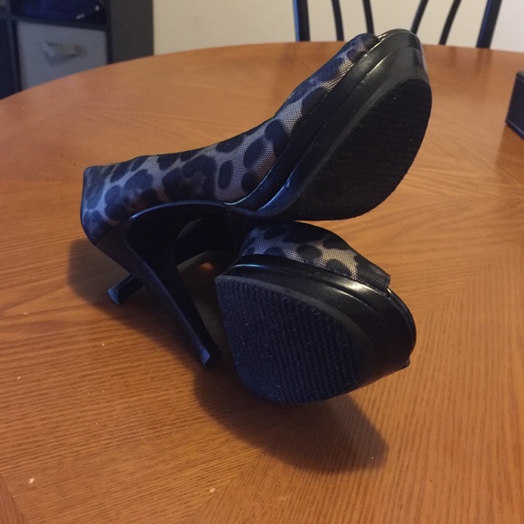 Animal print 4" heels with 1" platform. Size 7 - Picture 4 of 4