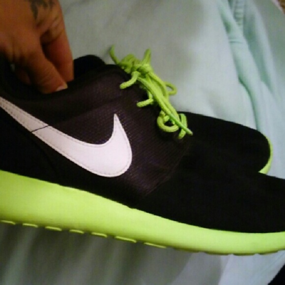 Like new black suede roshes with neon sole - Picture 1 of 3