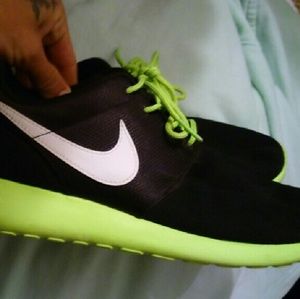 Like new black suede roshes with neon sole