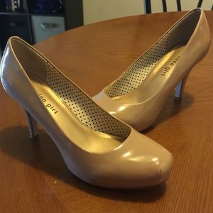 Cream Madden Girl 3" pumps. Size 7.