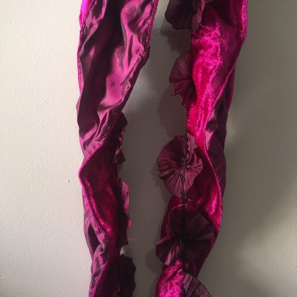 Violet ruffle scarf - Picture 3 of 4