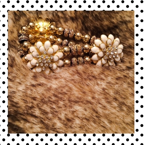 Jewelry - 🌟MOVING SALE🌟White Flower with Rhinestones