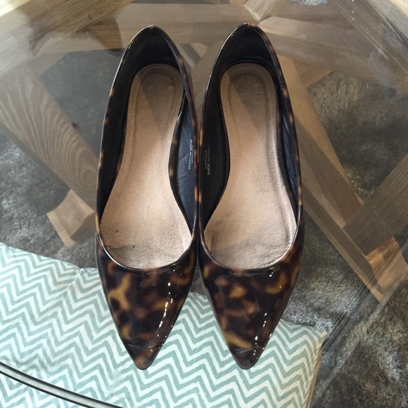 Patent tortoise shell printed pointed toe flat