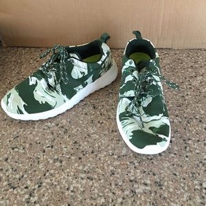 Brand new Nike Roshe.