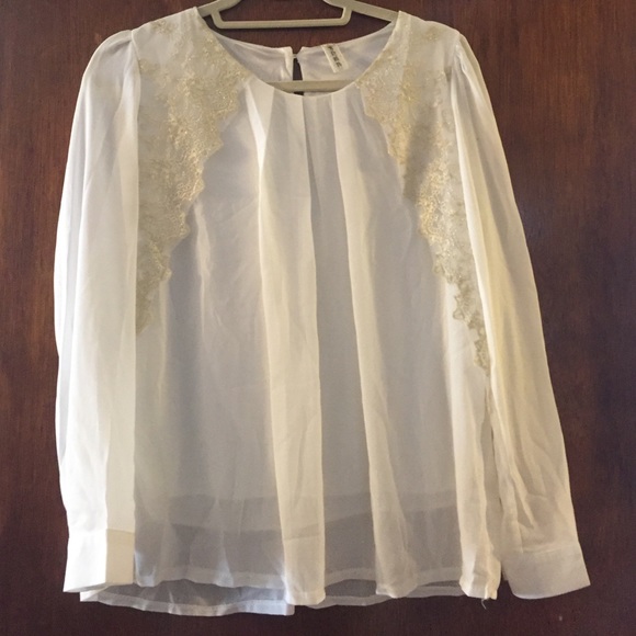 Flowey white blouse