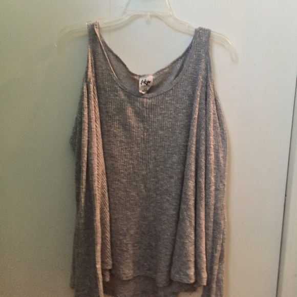 gray shirt shoulder shirt