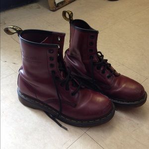 Maroon dr. Martens