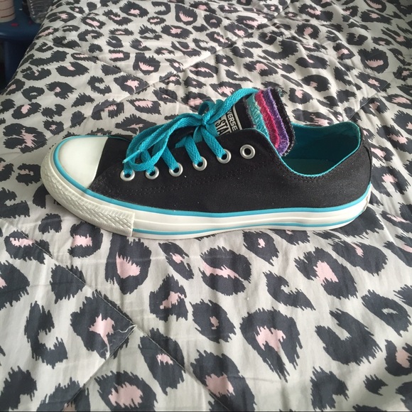 Multi-colored tongue black converse👟👟