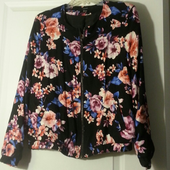 FOREVER 21 FLORAL DESIGN JACKET