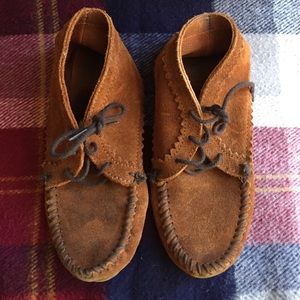 Size 6/6.5 Minnetonka brown suede ankle boot 272