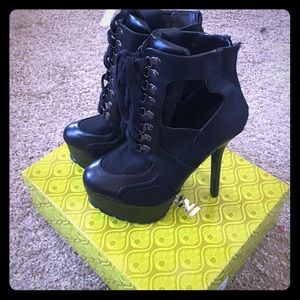 Wild diva love stilettos, size 8