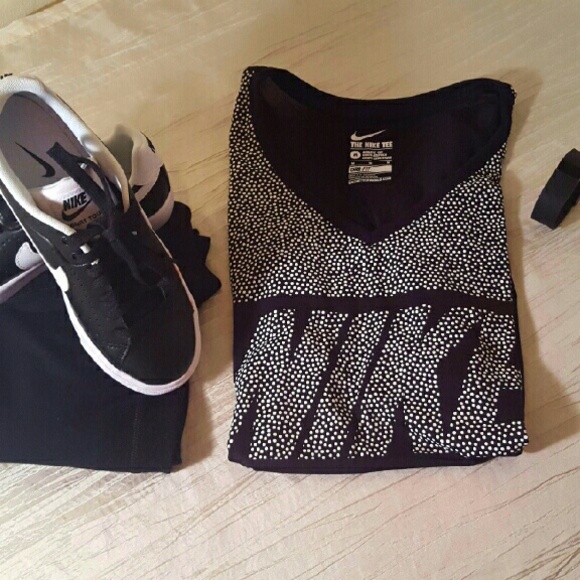 NWT NIKE V NECK TEE WITH WHITE DOTS