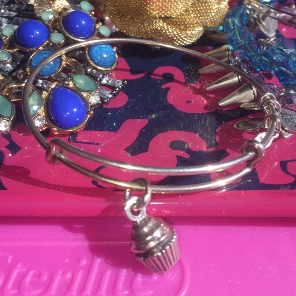 cupcake Alex & Ani