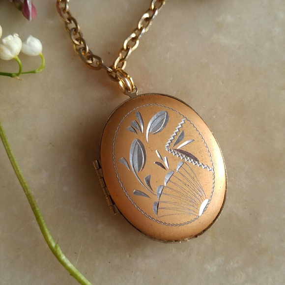 Vintage Jewelry - Vintage old locket necklace gold tone
