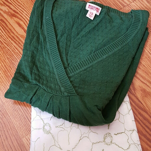 *sold in bundle*Green 3/4 sleeve sweater