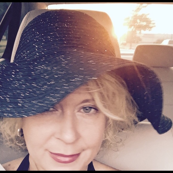 Meet your Posher, Jennifer - Picture 2 of 4