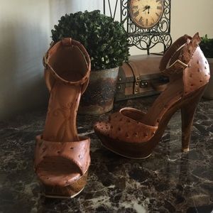 Tan ostrich pattern platform heels 7.5