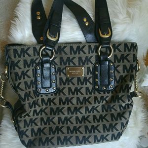 Genuine authentic leather strap Michael Kors bag.