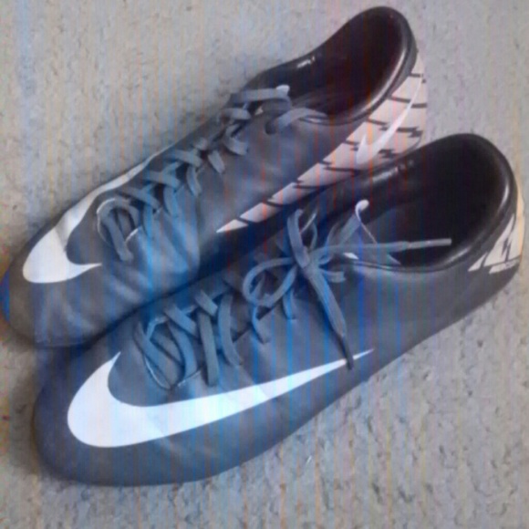 Nike soccer shoes - Picture 1 of 1