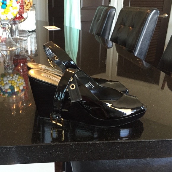 Wedges black patent with good buckle