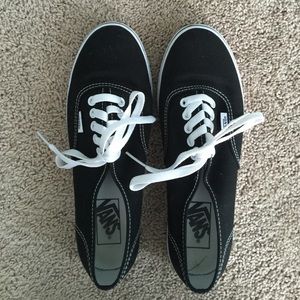 Black pair of white laces Vans😍