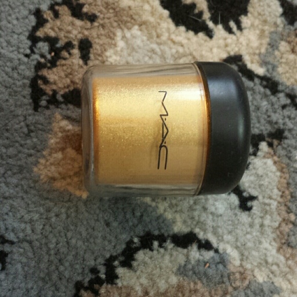 MAC pigment in Gold. 7.5 g, used once - Picture 1 of 3