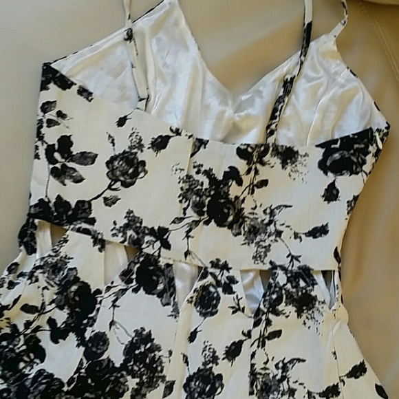 💖SALE! Stunning Floral Romper - Picture 3 of 4