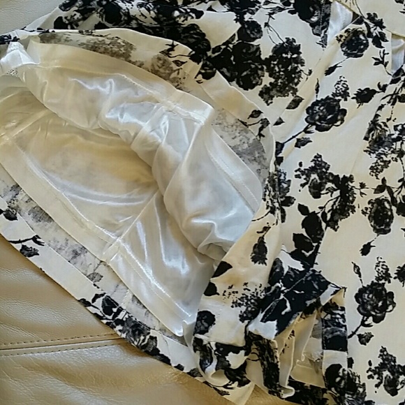 💖SALE! Stunning Floral Romper - Picture 4 of 4