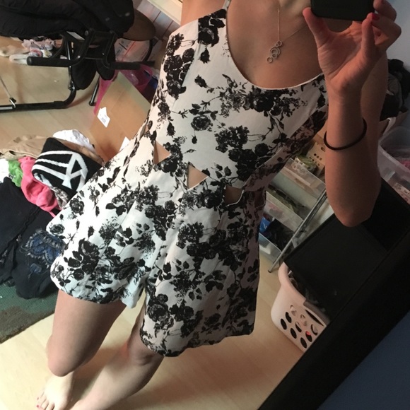 💖SALE! Stunning Floral Romper - Picture 2 of 4