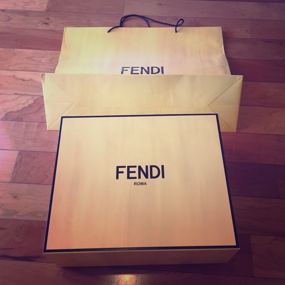 Box size 21 x 17 x 8 1/2. Bag size 23 1/2 x 29 1/2