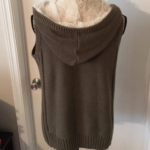 SOLD Vest w/ Hoodie, Soft Lining, Zip side Pockets - Picture 2 of 4